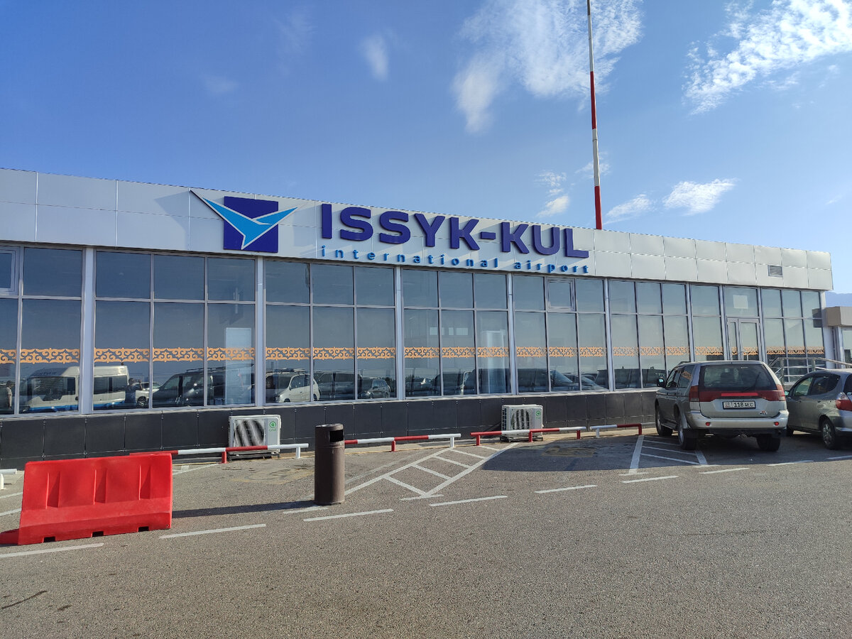 Аэропорт Тамчи. Стоянка автомобилей прямо у входа