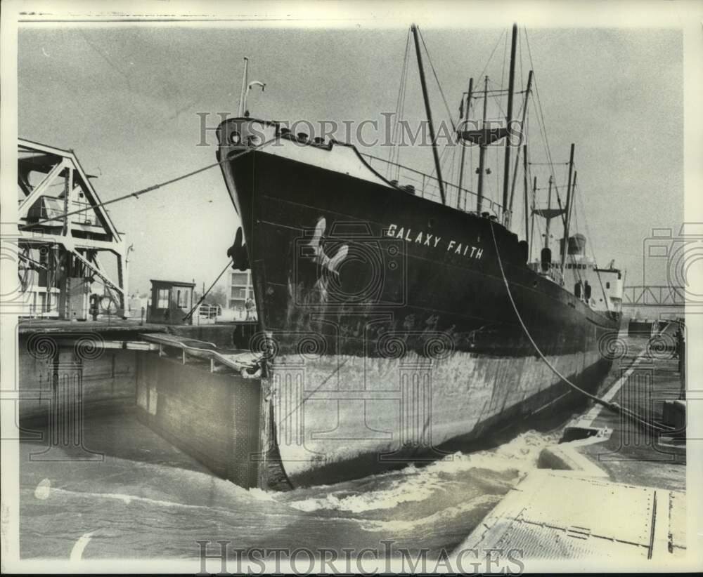 1972 Пресс-фотография Судно SS Galaxy Faith в доке