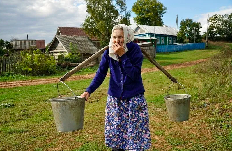 Ведро приметы. Баба с коромыслом и ведрами. Коромысло с ведрами. Женщина с коромыслом. Женщина с коромыслом и ведрами.