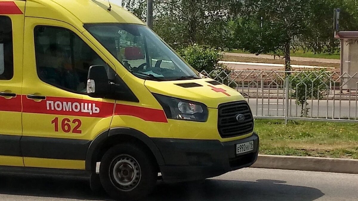     В Казани заметили выпавшего из окна человека. Труп лежал накрытым белой тканью, сфотографировали очевидцы для Telegram-канала «КазанДа».