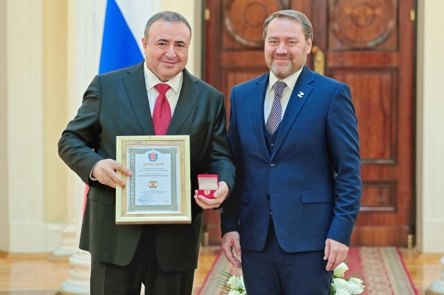    Грачья Погосян и председатель ЗакСа Александр Бельский на торжественная церемонии присвоения звания «Почётный меценат Санкт-Петербурга». Фото: Из личного архива Грачья Погосяна