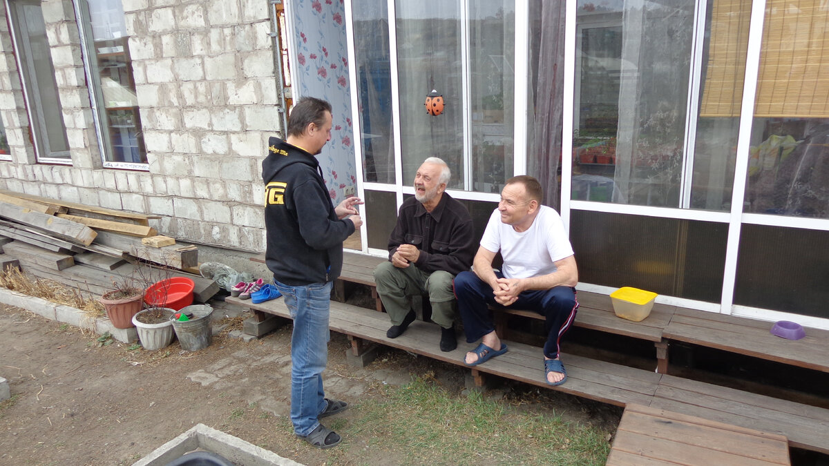 Байки в курилке. Фото просто для иллюстрации