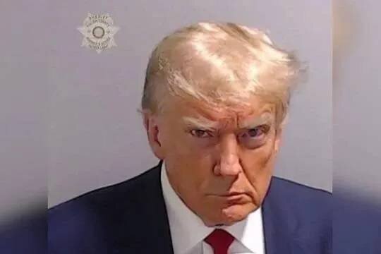    Дональд Трамп заработал 7 миллионов долларов на мерче со своим фото из тюрьмы