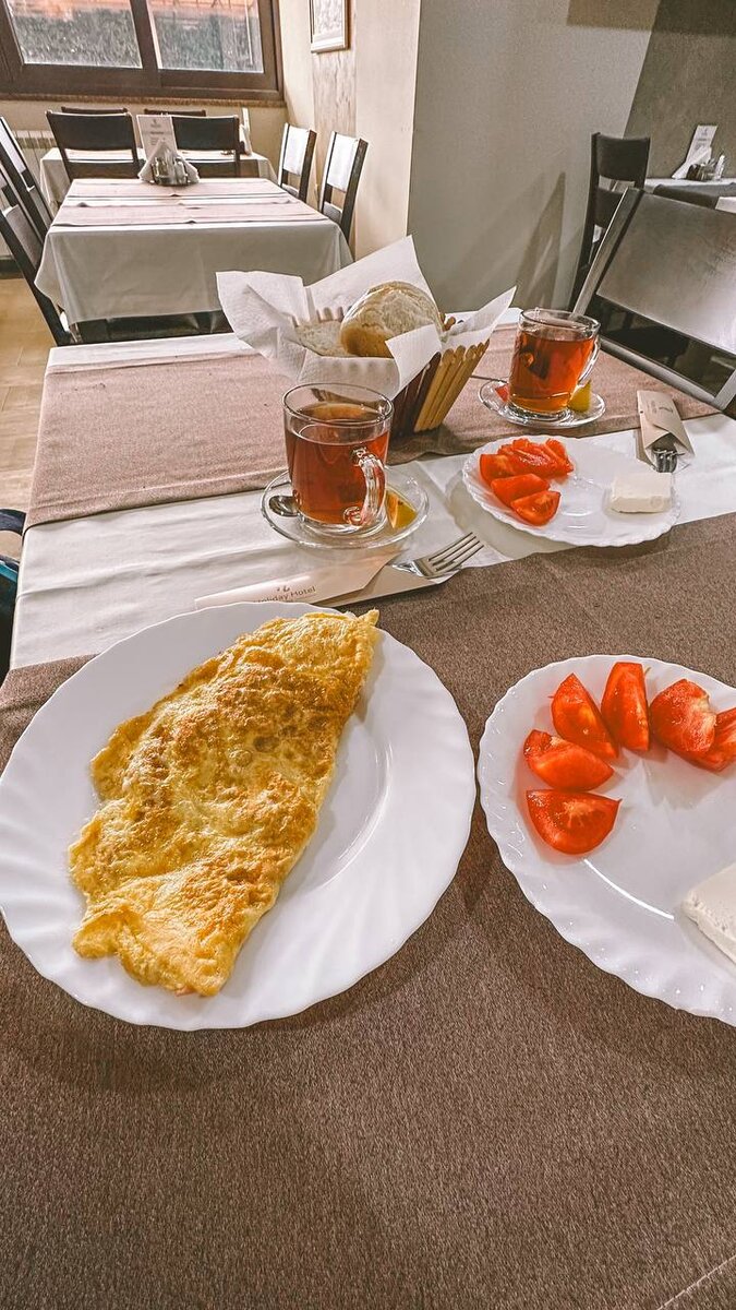 Завтрак в нашем отеле в Подгорице