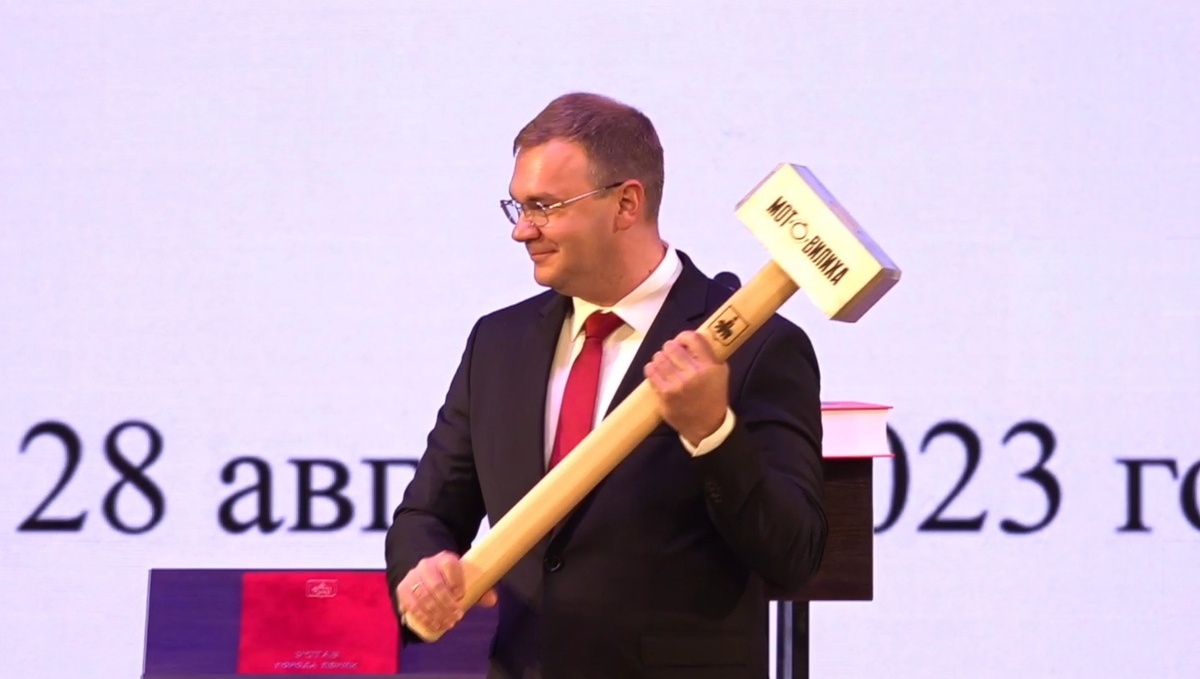     По словам губернатора, он придумал подарок в последний момент.