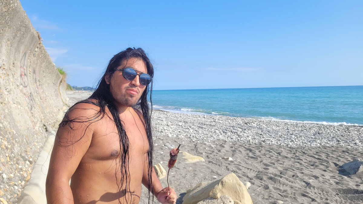 За день до этого мы жарили на пляже сосиски