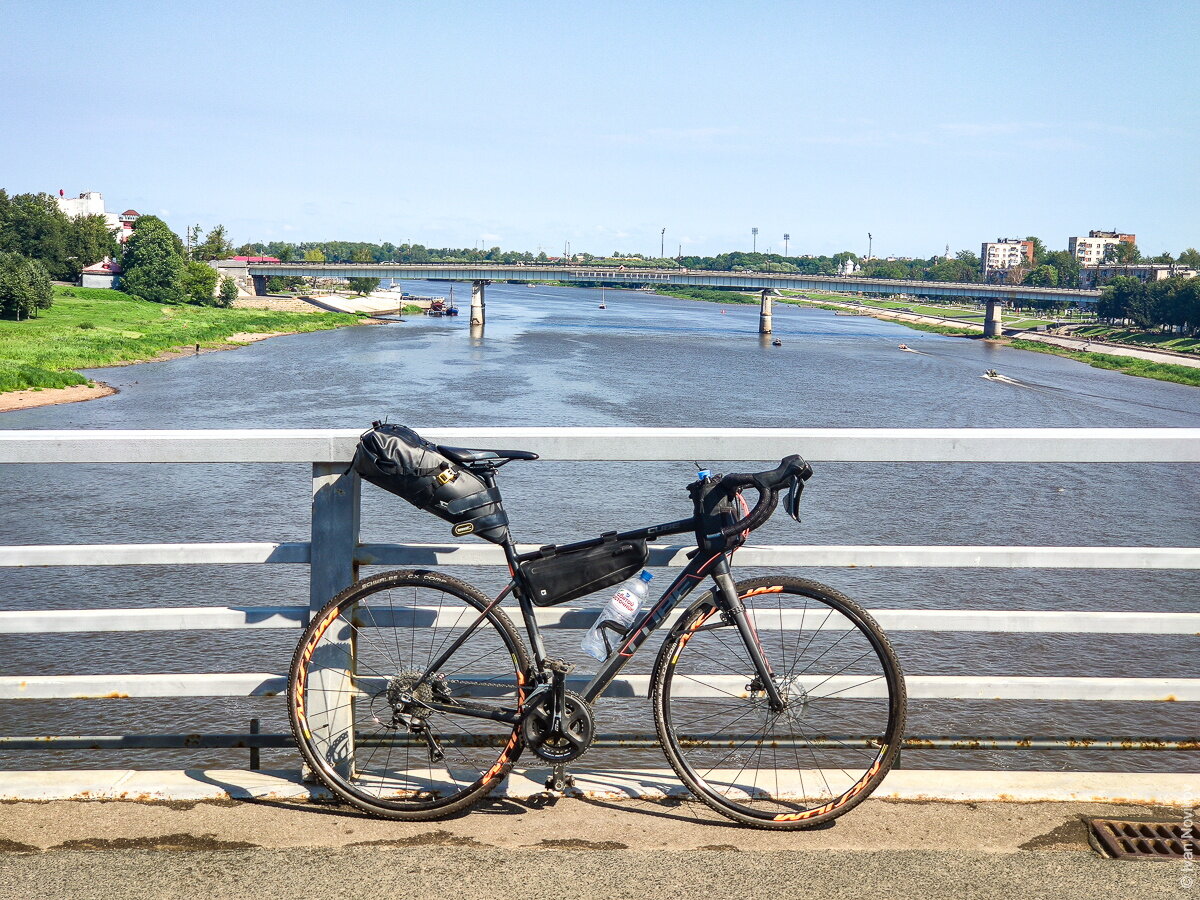 Мой велосипед на пешеходном мосту в центре Великого Новгорода.
