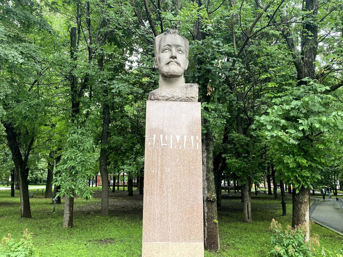 Памятник Бауману в Саду Баумана в Москве. Фото автора. 