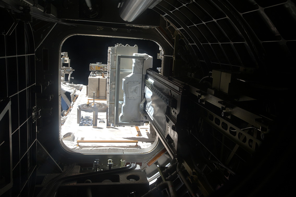 Вынос полезной нагрузки через шлюзовую камеру модуля Kibo. Фото: spacefacts.de