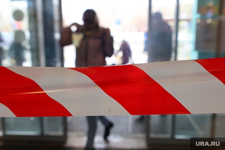    Приставы опечатали здание торгового центра