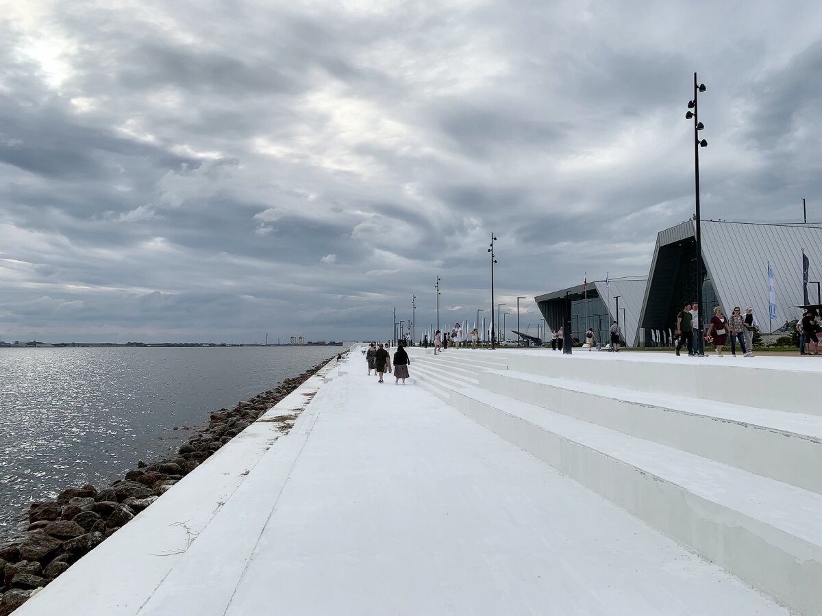 Белокаменная набережная у здания Музея военно-морской славы в Кронштадте