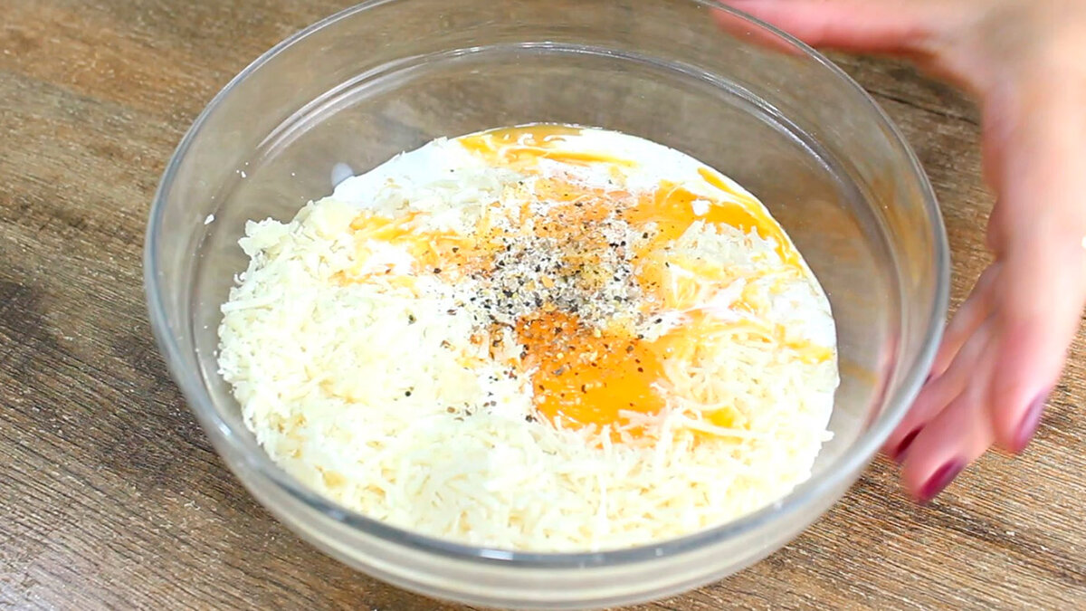 Всем большой привет. Сегодня приготовим вкусное и простое в приготовлении блюдо - паста Карбонара. 📕Рецепт: 👨🏻‍🍳Как готовить:⤵️⤵️⤵️ Для начала нарежем бекон на кусочки и мелко нарежем чеснок.-4