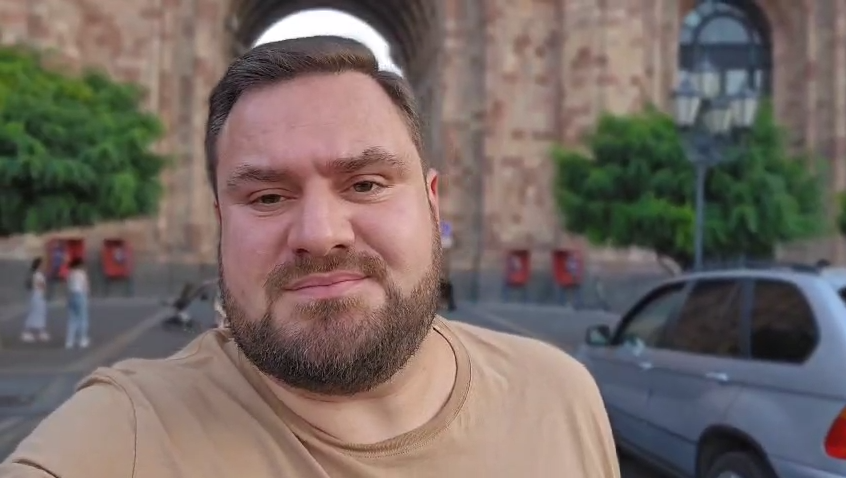 Мика Бадалян. Скриншот с его канала