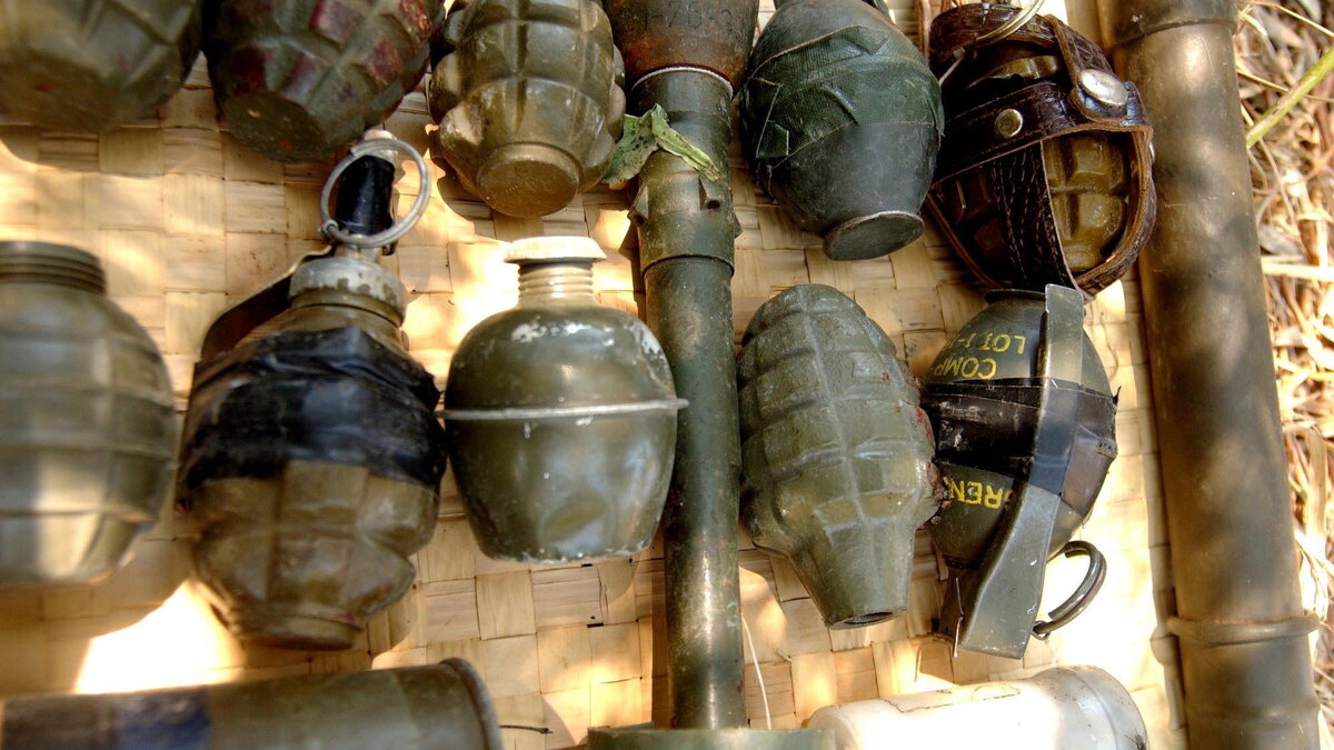     В Ростове выяснили, что дебоширом, грозившим взорвать гранату в Октябрьском районе, оказался действующий военнослужащий, об этом сообщил портал 161.ру со ссылкой на собственный источник.