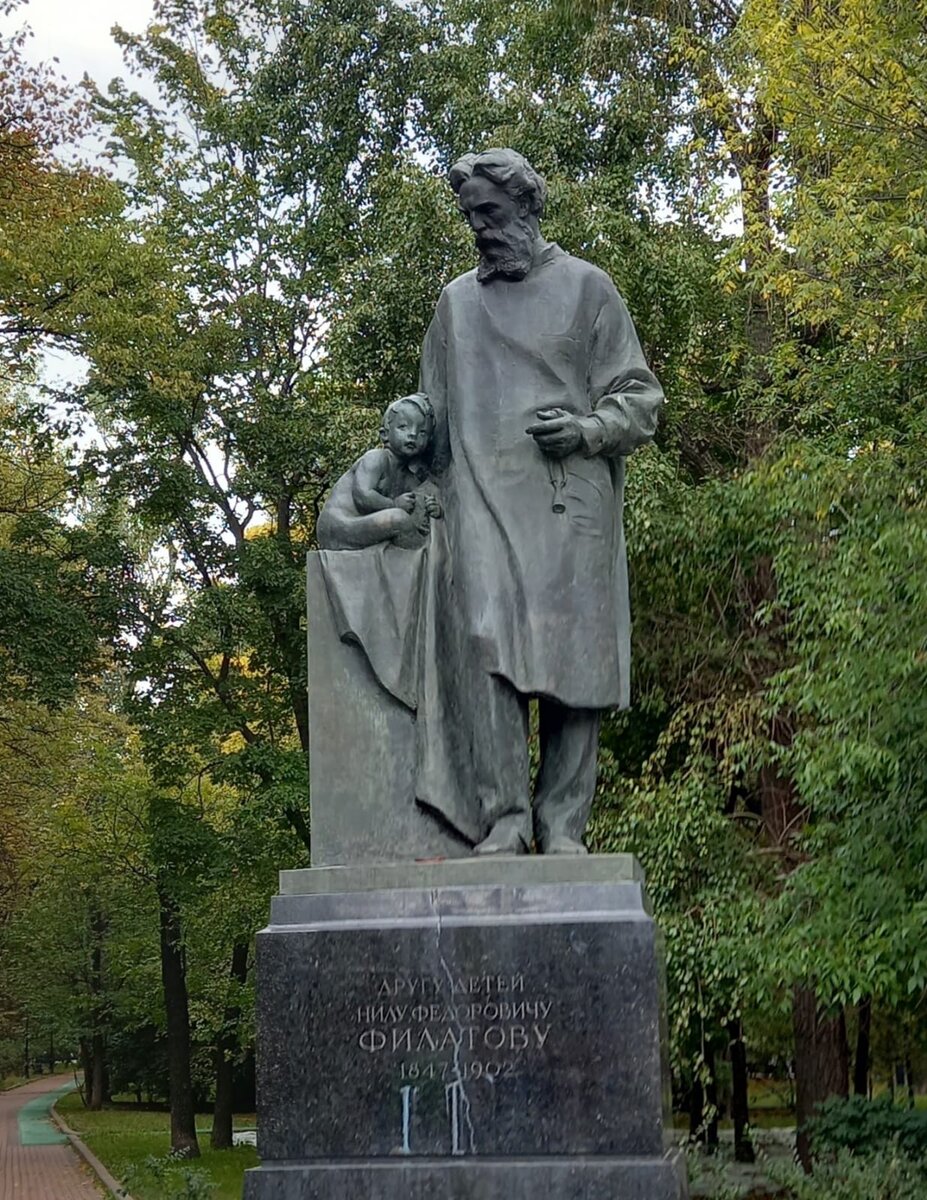Памятник Н.Ф.Филатову в сквере Девичьего поля
