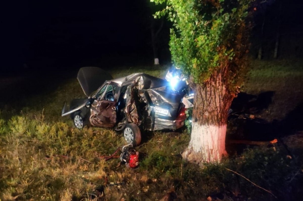    Погиб один из пассажиров «Лады», которая врезалась в дерево на Ставрополье