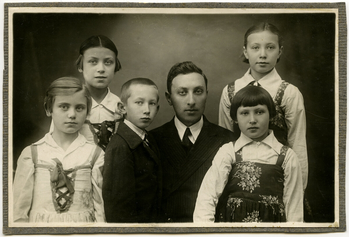 Александр Георгиевич Анц-ас с сыном и племянницами, справа внизу - моя бабушка. Кирово, около 1936 г.