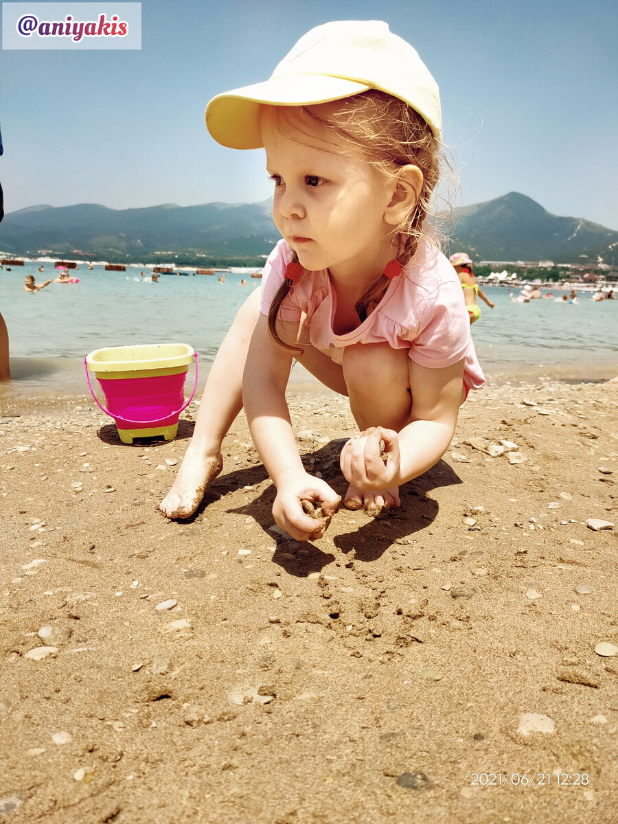 Думаем, что бы такое сделать... Аня (Аниякис) 3 годика.