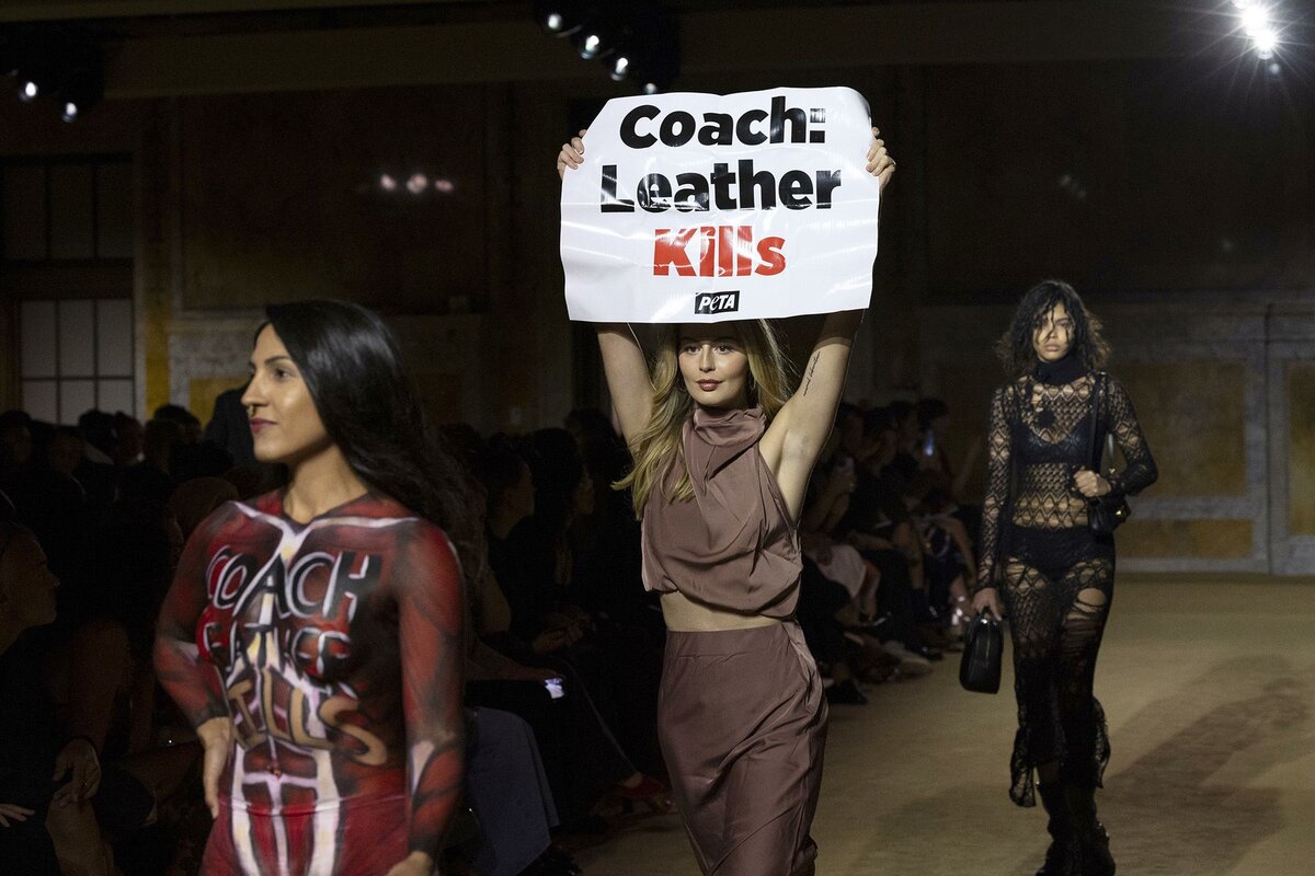 Первые две девушки из PETA - сзади них идёт модель с шоу Coach