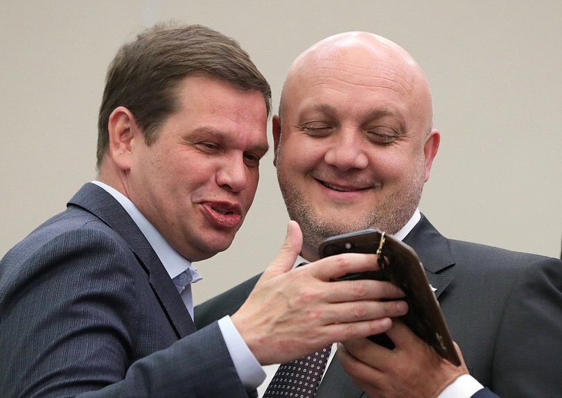 Депутаты Дорошенко и Татриев перед пленарным заседанием. Фото - пресс-служба Госдумы