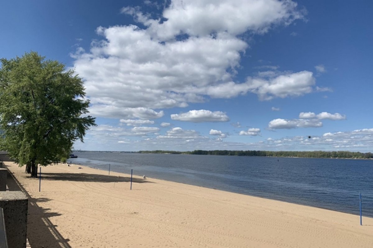 Красивый городской пляж