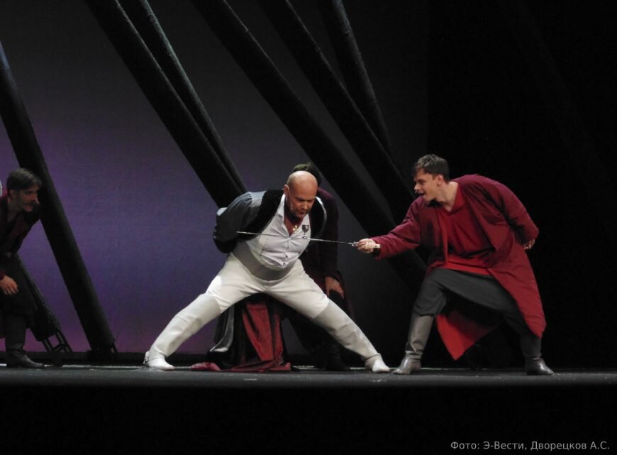 Кадр спектакля "Дубровский" в театре Терезы Дуровой