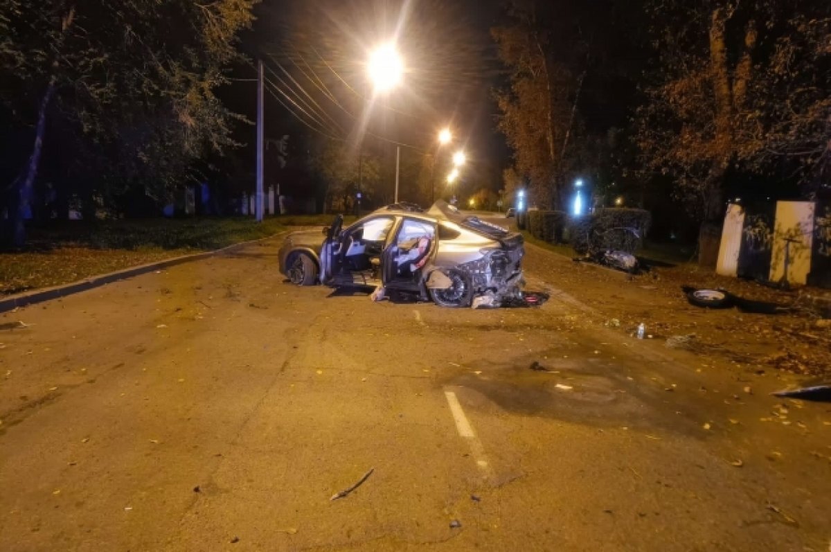    Водитель погиб после столкновения с деревом на бульваре Гагарина в Иркутске