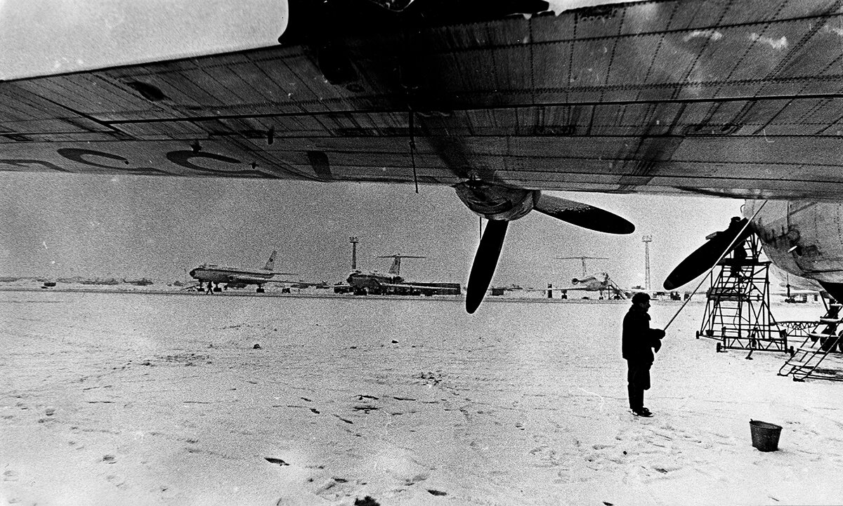 Ил-18В СССР-75547 Ленинград, Пулково, январь 1975 года. Фотография © Архив Максима Иванова