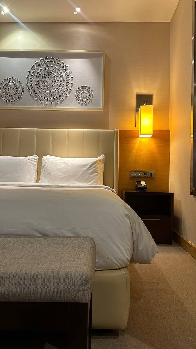 расслабляющее прикроватное освещение... а вот тумбочка будто бы "не из этой оперы"!