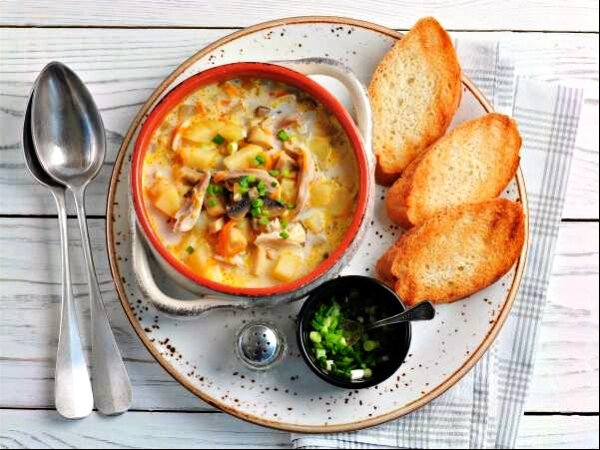 Несмотря на всю простоту ингредиентов и приготовления, сырный суп с грибами и курицей получается невероятно вкусным и сытным. Похожие сырные супы подают на обед многие кафешки рядом с офисными центрами, они пользуются большой популярностью, и в свое время я тоже часто их заказывала. Приготовить такой суп очень просто и достаточно быстро.