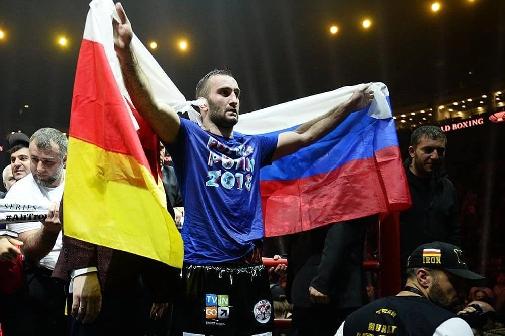 Виталий Сланов, тренер российского боксёра Мурата Гассиева, поделился подробностями подготовки своего подопечного к поединку с представителем Швеции Отто Валлином. Их бой пройдёт 30 сентября в Белеке (Турция).
«Первый этап подготовки прошёл во Владикавказе. Потом нужно было спрятаться от людей, чтобы ничего не отвлекало. Поэтому мы дней за 40 до боя приехали в Турцию. Тут хорошая база, привезли спарринг-партнёров и прошли хорошую подготовку. Всё по плану.
