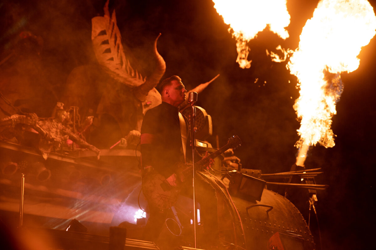 Фотография с летнего OpenAir в клубе Sexton. Конкретно на этой фото я исполняю Mein Herz Brennt.