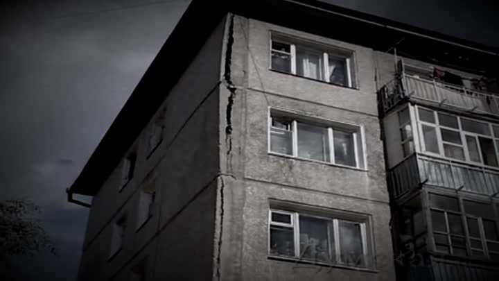 Окна домов страшная история. Окна домов страшная история. Заколоченные окна. Призраки в окнах домов. Окна домов страшная история.