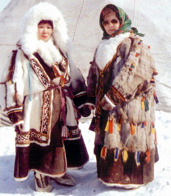 Национальный костюм народов севера эвенки. Одежда народов севера малица. Малица ненцев. Малица ненцев. Традиционная одежда народов севера 8 букв.