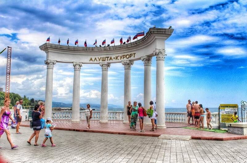 Алушта семейный. Крым Алушта набережная города Алушта. Алушта Ротонда летом. Санаторий Алушта набережная. Алушта набережная 2021 лето.