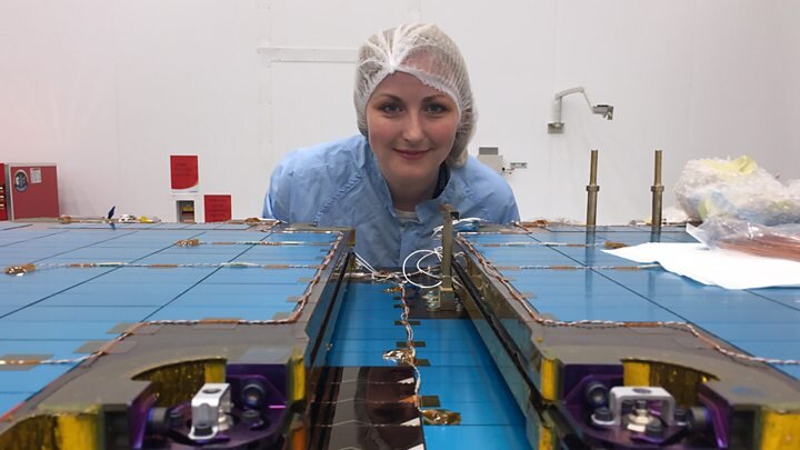Инженер Airbus Эбби Хатти проводит турне по модели ExoMars rover