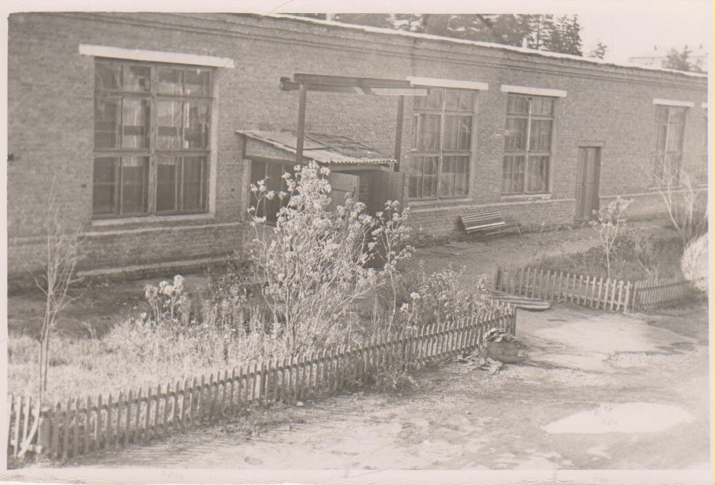 Вход в инструментальный участок ДЭМЗа. 1970-е годы