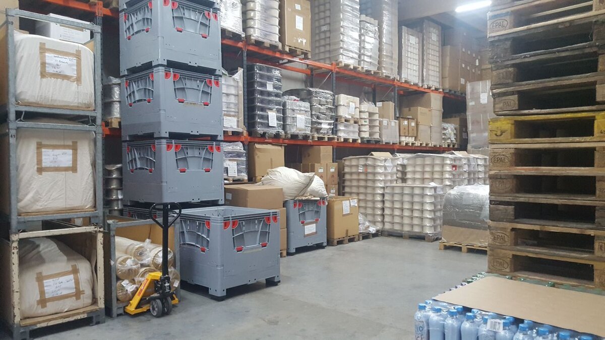 Склад на производственной фабрике канвы "Ubelhor"