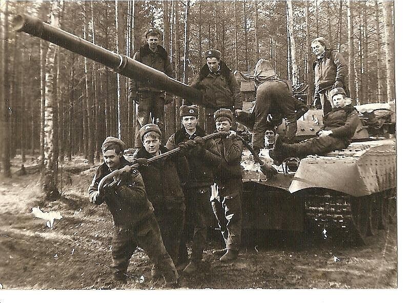 Отдельный танковый слушать. Габрусь танкист. Т-80 гсвг. Отдельный танковый слушать. Отдельный танковый слушать.