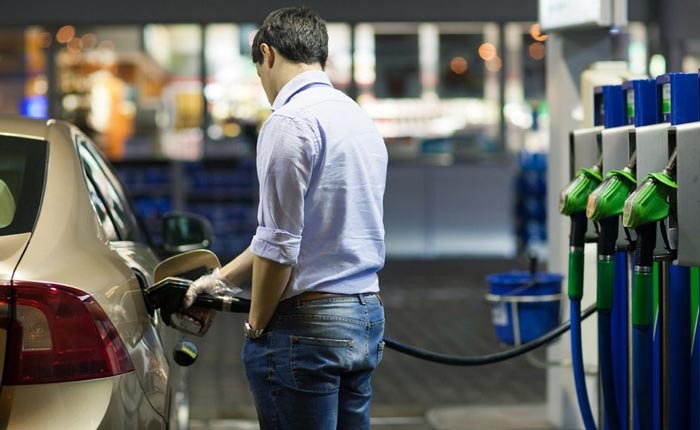 Если раскошелиться вместо АИ-92 на АИ-98? Большого смысла нет, 98-ой сделан для форсированных моторов и двигателей с турбонаддувом. Скажем, провести тюнинг двигателя, поставить распредвалы с «широкими фазами», тогда – да. Без этого – пустой перевод денег. 98-й бензин заливают в машины с турбонаддувом, причем обязательно рекомендуется лить в сильную жару. Дело в том, что с ростом температуры воздуха увеличивается вероятность возникновения детонации, поэтому 98-ой бензин обязателен.
