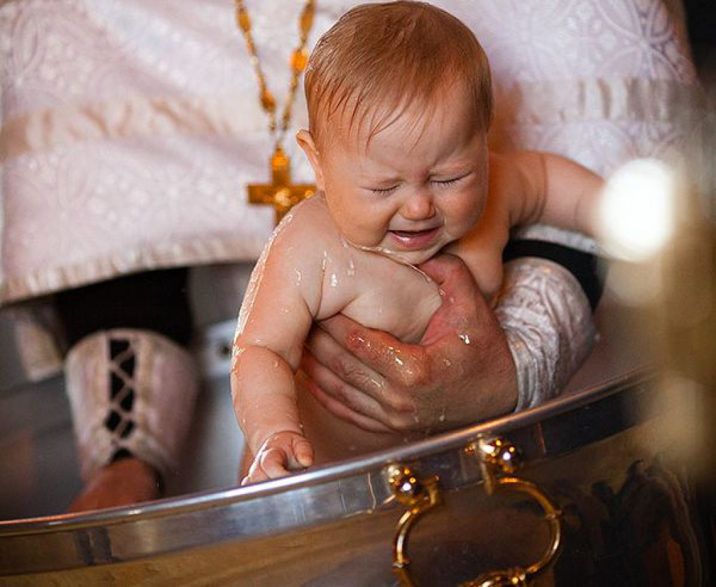 Крестины младенца. Крещение малыша. Крещение детей в купели. Крещение грудничка.