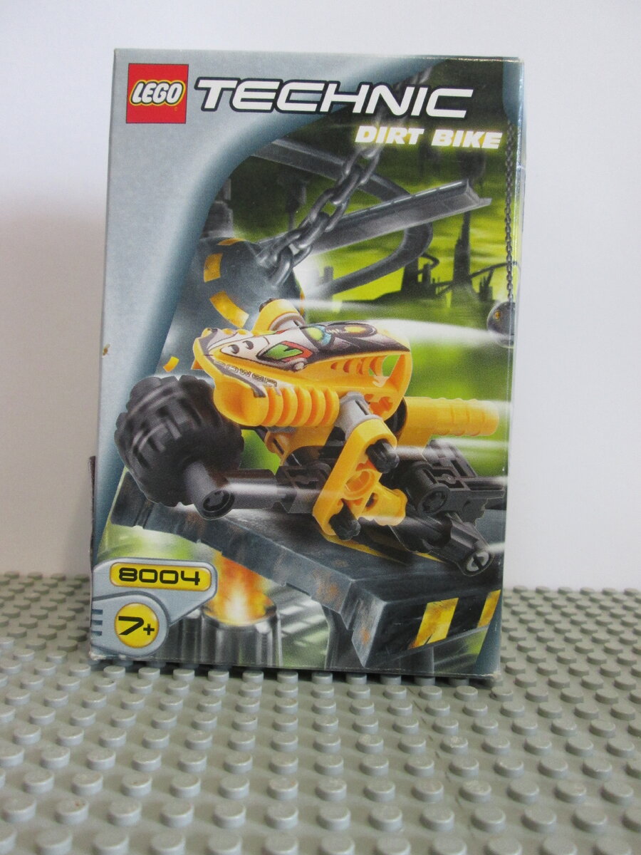 Коробочка небольшая, сверху указано, что это Лего Техник и название набора, на заднем фоне мы видим, что за Нечистоты имелись в виду. Некий разрушенный город окутанный смрадным туманом.