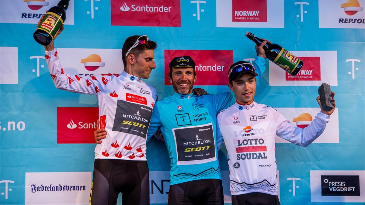 Микаэль Альбазини (в центре)