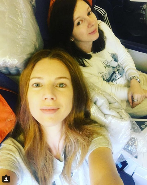 Под этим фото она просила подписчиков угадать, куда же они летят с сестрой, первому
угадавшему, Наташа обещала «лайк».