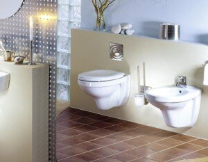 Монтаж унитаза, который имеет подвесную конструкцию, имеет свои особенности. Установка производится не на поверхность пола, а в стену. В длину такой унитаз не превышает 600 мм, что очень удобно. Бачок также убирают внутрь стены, коммуникации – тоже. Все, что остается в поле зрения, это сам унитаз и кнопка, которая обеспечивает слив.