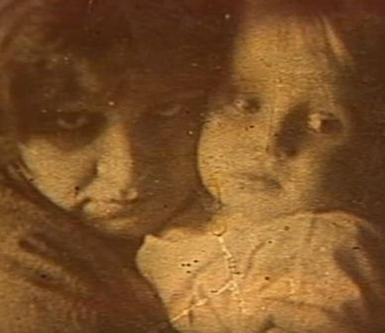Юрий Яковлев с мамой, 1928