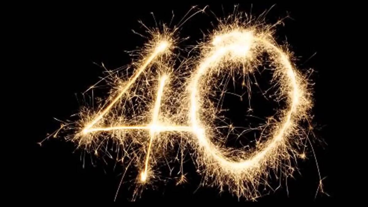 К счастью, немногие из них верят в суеверия, которые рекомендуют не праздновать сорокалетие. Так что же подарить в этот день, если намечается празднование? Рассмотрим несколько вариантов, которые непременно понравятся юбиляру.