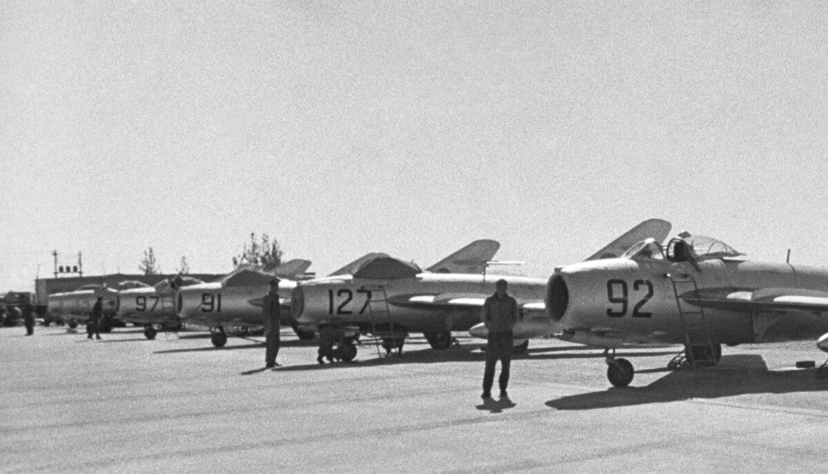 Советские истребители Миг-17 в Афганистане, 1980 год 
Георгий Надеждин / ТАСС

1 июня 2018 года Союз десантников России сообщил, что в Афганистане обнаружен советский военный летчик, считавшийся пропавшим без вести с 1980-х годов. По всей видимости, это Сергей Пантелюк, самолет которого был сбит в 1987 году во время разведывательного вылета. «Медуза» коротко рассказывает, что известно о Пантелюке и о других бывших советских военных, пропавших во время войны в Афганистане.

О том, что в Афганистане найден советский военный летчик, россиянам сообщили американские военные
Как рассказали в ветеранской организации «Боевое братство», информацию о бывшем пилоте передали военные США в рамках работы российско-американской комиссии по делам военнопленных и пропавших без вести. При этом в «Боевом братстве» отмечают, что это сообщение может быть неправдой. «Иногда бандформирования специально запускают такие вещи, чтобы получить какие-то вознаграждения и неоднократно это оказывалось пустыми сообщениями», — рассказали в организации.

Официально имя пилота не называется. Агентство ТАСС считает, что речь идет о летчике Александре Миронове. Миронов разбился во время боевого задания в 1982 году неподалеку от Кабула. Тогда разведчики не нашли его тело — только самолет МиГ-21.

В Союзе десантников России сообщили, что летчик был сбит в 1987 году. По версии «Коммерсанта», обнаруженного военного зовут Сергей Пантелюк, — это единственный летчик, пропавший без вести в 1987 году.

Пантелюк совершил 118 боевых вылетов. Сохранились его письма родным
Сергей Пантелюк родился 19 августа 1962 года в Зернограде под Ростовом-на-дону. Его отец был рабочим, мать работала в столовой. Вскоре они переехали в Батайск. Одноклассники вспоминали его как скромного и застенчивого романтика.

Пантелюка с детства интересовали самолеты — и после школы он со второй попытки поступил в Ейское авиационное училище. На четвертом курсе его перевели в отделение тактических разведчиков — тех, кто ищет и изучает с воздуха объекты противника, фотографирует их, после чего передает штабу. В выпускной характеристике о нем написали: «Летает смело, уверенно, увлеченно».

После выпуска Пантелюка распределили разведчиком в Грузию, но вскоре, в мае 1987 года, перенаправили в Афганистан служить в 263-й отдельной разведывательной авиаэскадрильи ВВС. Его жена Ирина в это время была уже на седьмом месяце беременности.

Из Афганистана он отправлял ей письма. «Здравствуй, милая! Первым долгом считаю, что нужно сообщить о том, что долетели мы хорошо, — писал он в первом письме. — Особо резких отличий от Грузии нет. Представь Грузию XIV-XV веков — и ты будешь смотреть моими глазами, не считая всего того, что уже привезено нашими. Живем временно в высотке, ребята уедут — будем жить в модулях. Там и холодильники, и телевизоры, и магнитофоны, и даже кондиционер есть. Короче говоря, жить можно, служить тоже. Получили сегодня комбинезоны. Теперь ходим закамуфлированные, как наши самолеты. Все, конечно, необычно и интересно. Тоскливо только, как подумаешь, какое количество дней службы ждет впереди. Меньше переживай…».


До исчезновения Пантелюк совершил 118 боевых вылетов, во время которых обнаружил у боевиков 8 караванов вьючных животных с оружием, 50 автотранспортных средств, две пулеметных позиции.

Летчика считали пропавшим без вести. Ему устанавливали мемориальные доски
28 октября 1987 года Пантелюк снова отправился на разведку. Когда погода резко ухудшилась, ему и второму самолету-разведчику приказали возвращаться. Вскоре Су-17 Пантелюка исчез — где-то в районе провинции Кунар; рация тоже не работала. Самолет искали несколько дней, но никаких следов не нашли. Военные распечатали фотографии Пантелюка и раздали афганских контрразведчикам, внедренным в группировках боевиков, но и эти поиски ничего не дали.

Вскоре жене пилота пришло письмо из войсковой части, в котором подробно рассказывалось о произошедшем. «Командование, весь личный состав части не считают его погибшим. Мы ждем его», — указывалось в письме. В честь Пантелюка поставили несколько мемориальных досок; в Зернограде его вспоминали на митингах памяти афганцев: среди двенадцати погибших он был единственным пропавшим без вести.

Мать после пропажи сына говорила: «Пока я существую, пока и буду ждать своего Сережу». Она жива, сейчас ей 80 лет. Дочери Пантелюка Ларисе сейчас 31 год. Отца она никогда не видела. «Замуж [мама] так никогда и не вышла, все ждала его, — рассказала она „Комсомольской правде“. — Долгое время эта тема была почти закрыта в нашей семье. Без слез об отце мама смогла говорить только, когда мне исполнилось 16 лет».

Пантелюк — не единственный летчик, который остался в Афганистане после вывода советских войск
СССР вступил в афганскую войну в декабре 1979 года на стороне правительственных войск. За год до того в стране произошла революция, и к власти пришли просоветские силы; в стране шла гражданская война между властями и моджахедами, которых поддерживали страны НАТО (некоторые из этих боевиков позже образуют «Аль-Каиду»).

По официальным данным, за десять лет афганской войны — с 1979-го по 1989 годы — через Афганистан прошли почти 620 тысяч советских солдат; из них 14 тысяч погибли. Сбиты были 120 самолетов советских вооруженных сил.

Цифры по пропавшим в Афганистане сильно различаются. По данным Комитета по делам воинов-интернационалистов при Совете глав правительств государств СНГ, пропавшими без вести до сих пор считаются около 300 человек — среди них не только летчики. Там же сообщали о 29 найденных в живых военных; 22 из них вернулись домой. По информации Российского союза ветеранов Афганистана, в регионе находится 54 бывших советских военных.

Многих из них держали в лагерях военнопленных в Пакистане, заставляли работать и избивали. В апреле 1985 года полтора десятка советских военнопленных попытались сбежать из такого лагеря в Бадабере, но погибли, когда взорвался занятый ими склад с боеприпасами.

Некоторые бывшие советские военные приняли ислам и женились (у некоторых — две жены). В Союзе ветеранов Афганистана рассказывали, что многие из них дезертировали из-за неуставных отношений с начальством. Некоторые, бежав, «наносили вред». Они оставались в Афганистане, боясь уголовного преследования.

Российский фотограф Алексей Николаев в 2015 году пытался с помощью краудфандинга собрать деньги на документальную фотокнигу о попавших в плен советских военнослужащих. Он нашел в Афганистане нескольких мужчин, решивших не возвращаться. Один из них в 1985 году сбежал из части и оказался в плену у моджахедов. Вскоре он женился на местной девушке — и до сих пор живет в том же кишлаке. Геннадий Цевма из Донецка попал в плен в 1983 году и провел в нем шесть лет; его заставляли воевать против советских войск. Он принял ислам и взял имя Негмамад; живет в Кундузе с женой, у него четверо детей. Бахретдин Хакимов из Самарканда пропал без вести в 1980 году, был тяжело ранен в голову. Местные его выходили. Он забыл русский язык и живет при афганском музее джихада.

Найденного пилота попытаются вернуть в Россию
Сейчас бывший военный живет в одном из кишлаков то ли Афганистане, то ли в Пакистане без оперативной связи. Возвращением военного будет заниматься МИД и ФСБ.

«Этот случай примечателен тем, что непонятно, в каких условиях порядка 30 лет жил там офицер с высшим образованием, — сказал „Московскому комсомольцу“ Франц Клинцевич из Российского союза ветеранов Афганистана. — Его удерживали или он самостоятельно оставался на чужбине? Его нашли или он сам вышел на контакт? У него нет советского паспорта и сейчас нужно будет урегулировать очень тонкие вопросы».
