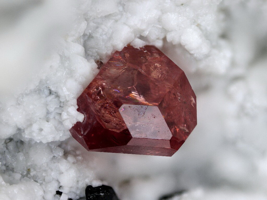 Эвдиалит - минерал церия. Церий - металл, который входит в семейство лантаноидов, поэтому в природе он встречается в составе редкоземельных минералов