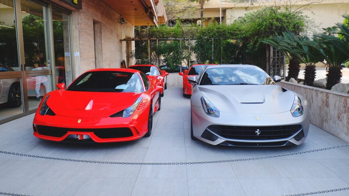                                Салон Ferrari в Монако. Фото из личного архива.